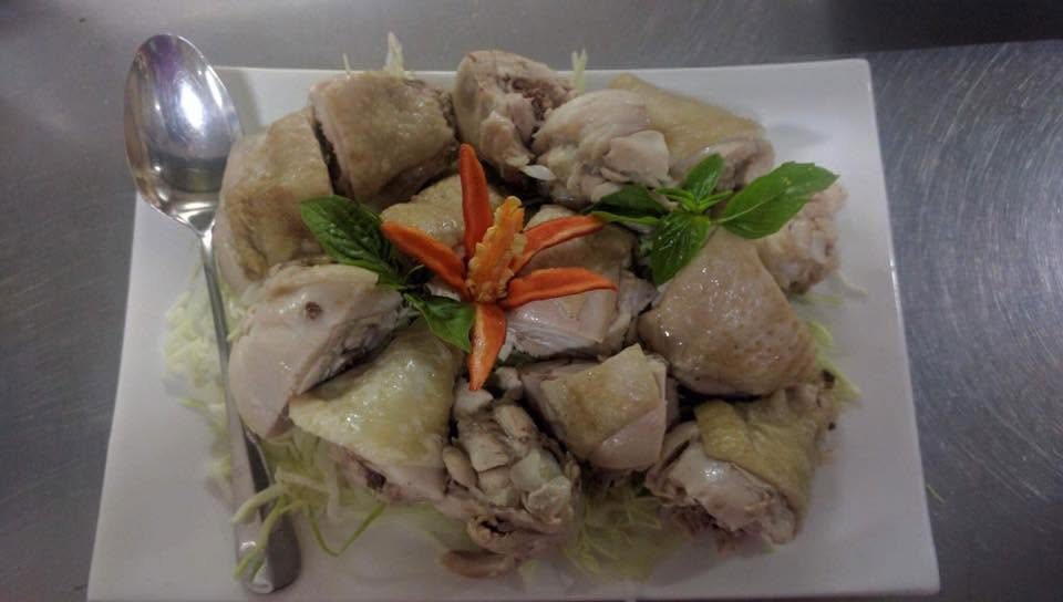 Sliced chicken with herbs and red chilli